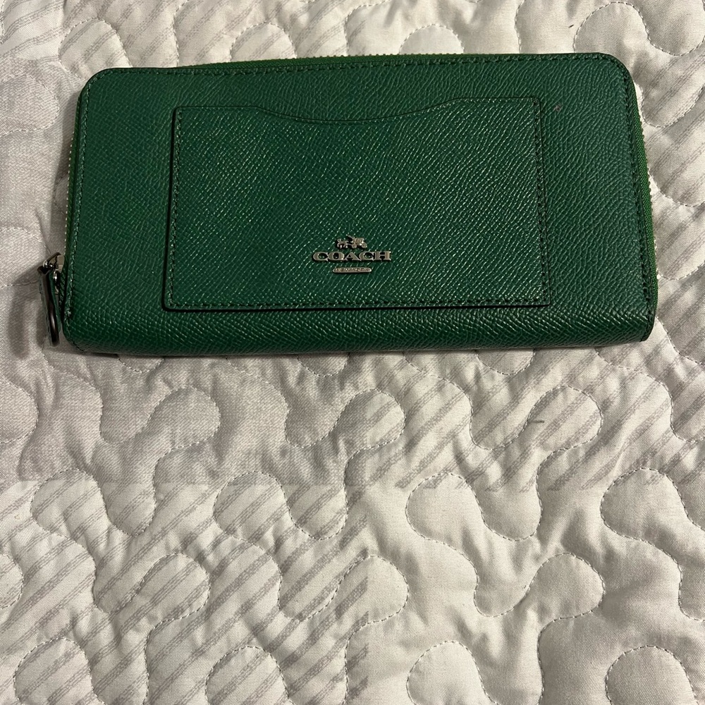Coach green wallet. Great condition. Used a couple of times.